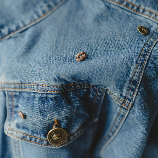 Chaqueta Denim Cosecha – detalle botones granos de café