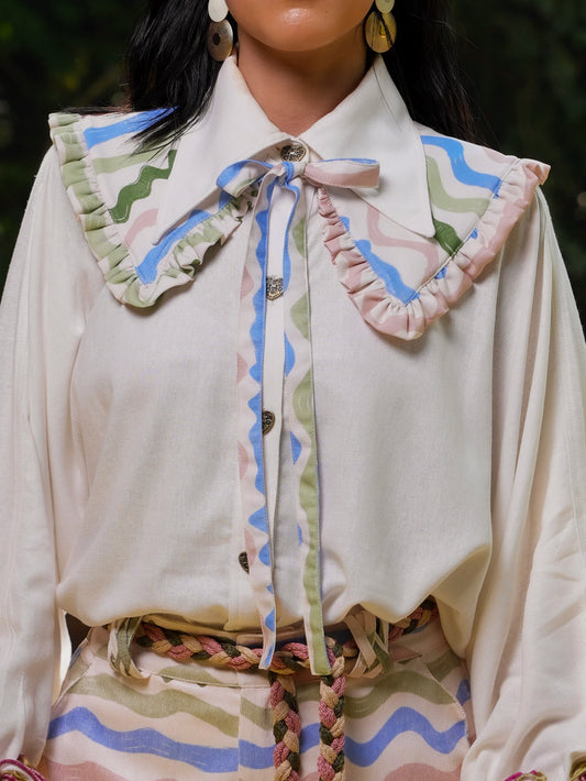 Cuello Guardián del Río desmontable con estampado de ondas y acabado fruncido, vista frontal – Ale Ardila Studios