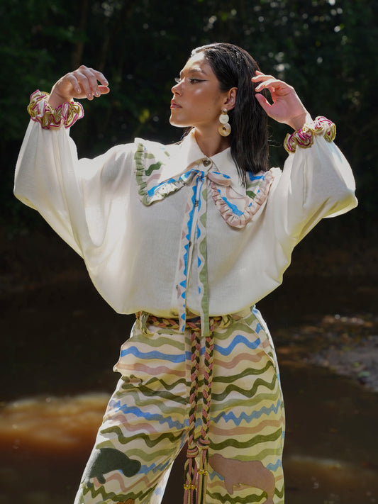 Blusa Travesía en lino crema, vista frontal de cuerpo completo – Ale Ardila Studios