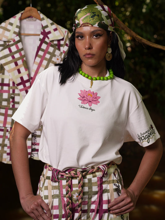 Camiseta Victoria oversize en algodón crema con la flor Victoria Regia al frente, vista frontal – Ale Ardila Studios