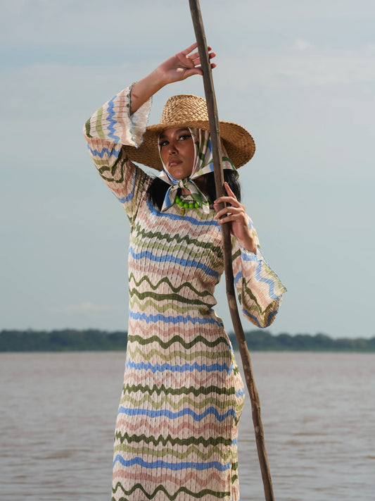Vestido Guardián del Río de mangas acampanadas, estilizado con sombrero y pañoleta en el río – Ale Ardila Studios