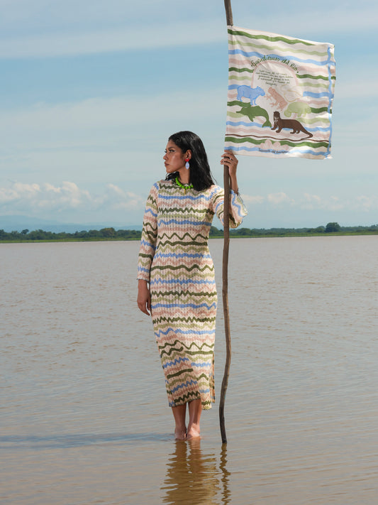 Vestido Guardián del Río en tejido de punto con estampado de ondas, vista frontal – Ale Ardila Studios