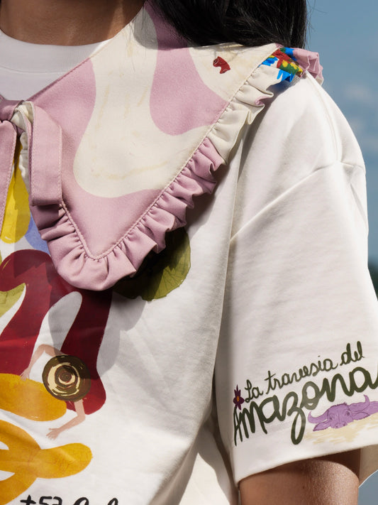 Detalle del volante lila y el estampado del Cuello Cielo Amazónico – Ale Ardila Studios