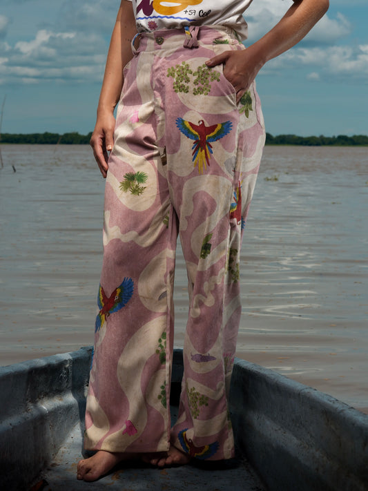 Pant Cielo Amazónico en micro pana con estampado de guacamayas, vista frontal – Ale Ardila Studios