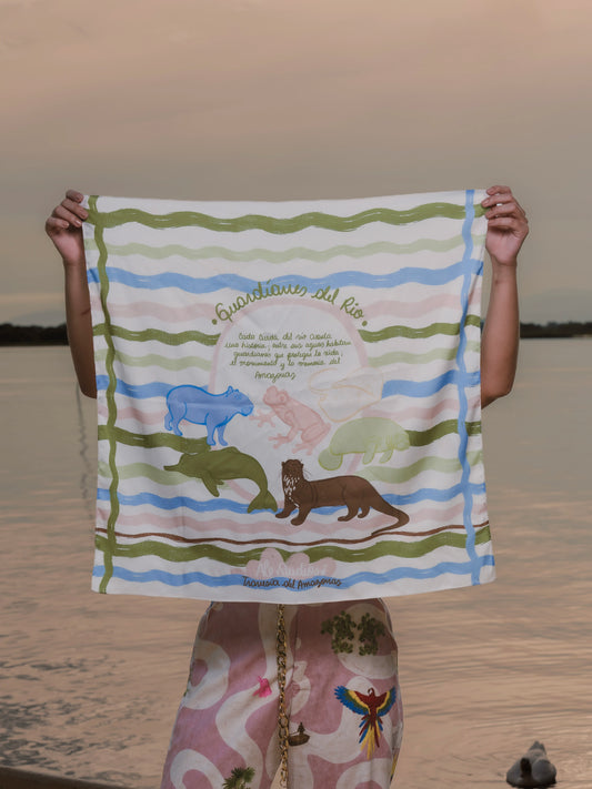 Pañoleta Guardián del Río de seda 70×70 desplegada con estampado de la fauna del Amazonas – Ale Ardila Studios