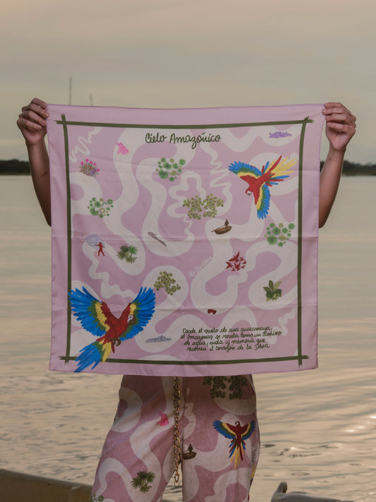 Pañoleta Cielo Amazónico de seda 70×70 desplegada con estampado de guacamayas y atardecer – Ale Ardila Studios