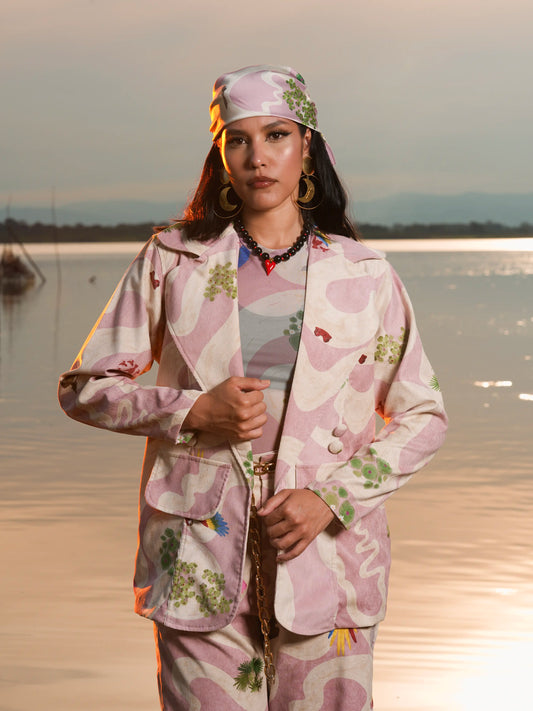 Blazer Cielo Amazónico oversized en micro pana con estampado de guacamayas, vista frontal – Ale Ardila Studios