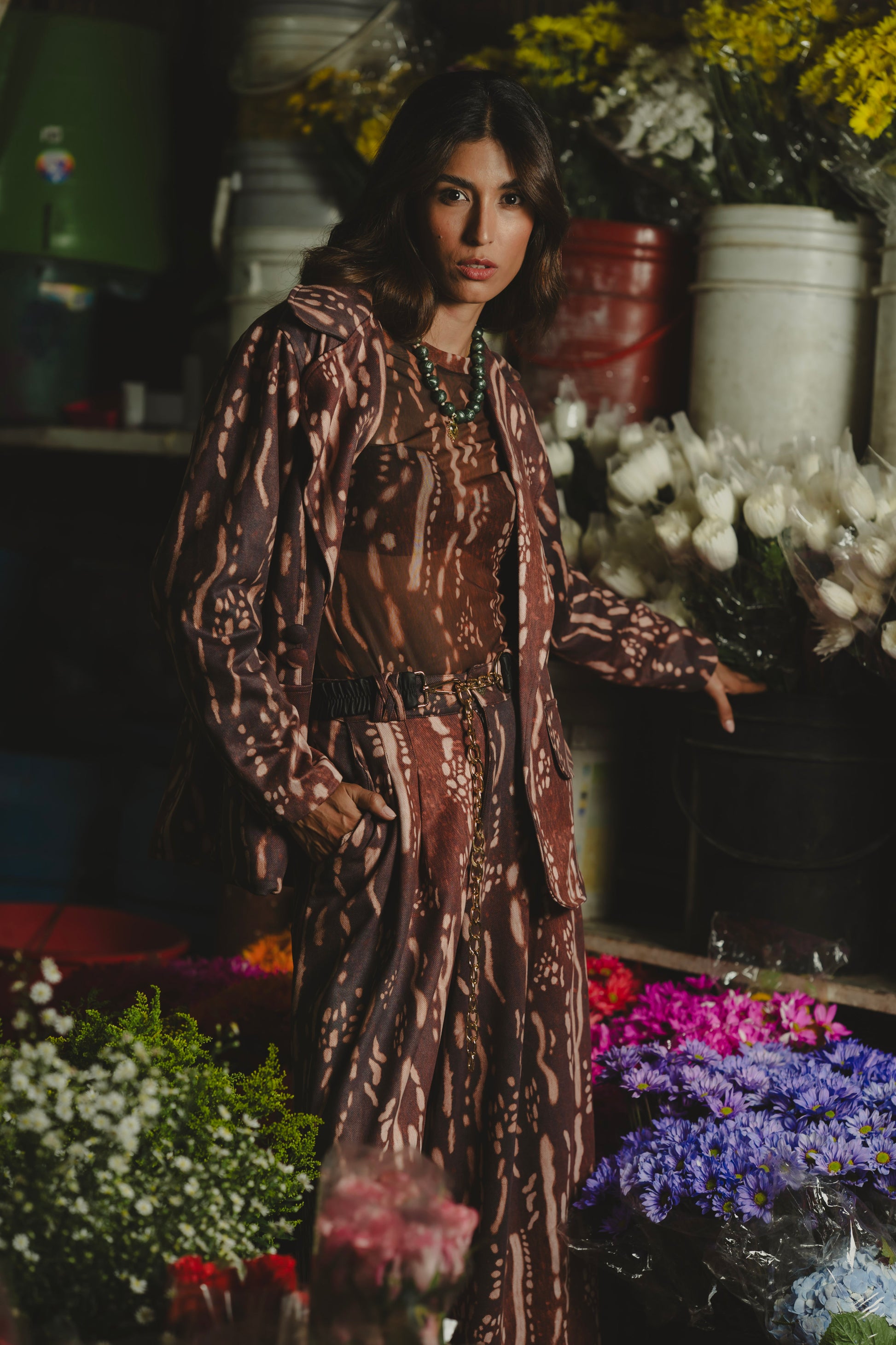Blazer Tapir con estampado tapir, vista frontal entre flores – Ale Ardila Studios
