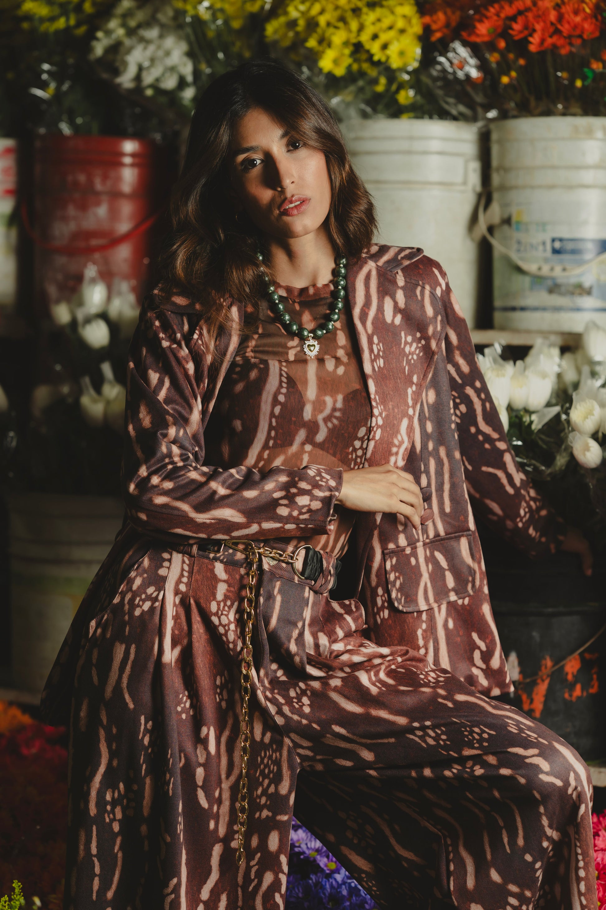 Blazer Tapir en micro pana, sentada entre flores – Ale Ardila Studios