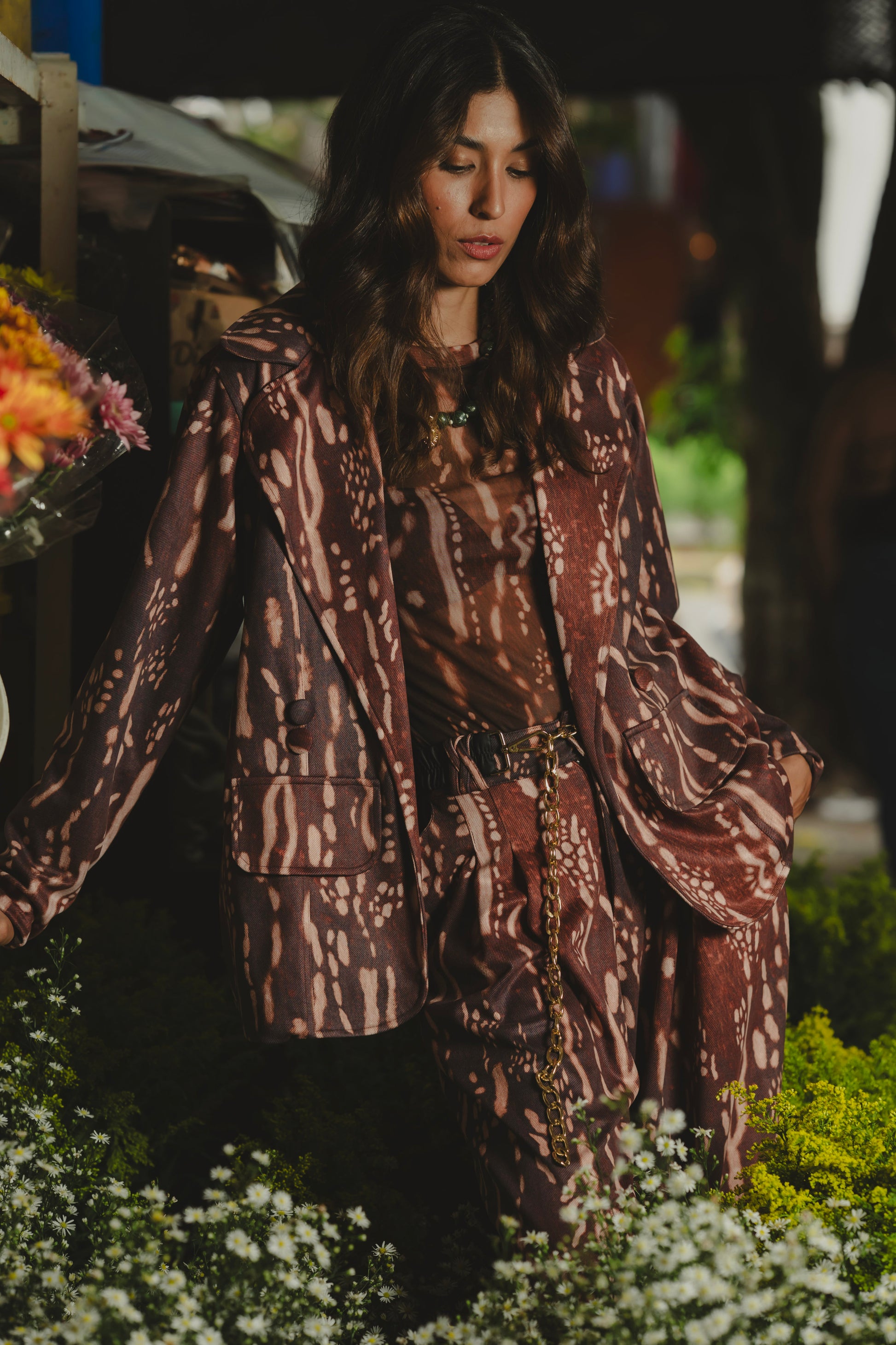 Blazer Tapir con estampado del tapir bebé, look completo entre flores – Ale Ardila Studios