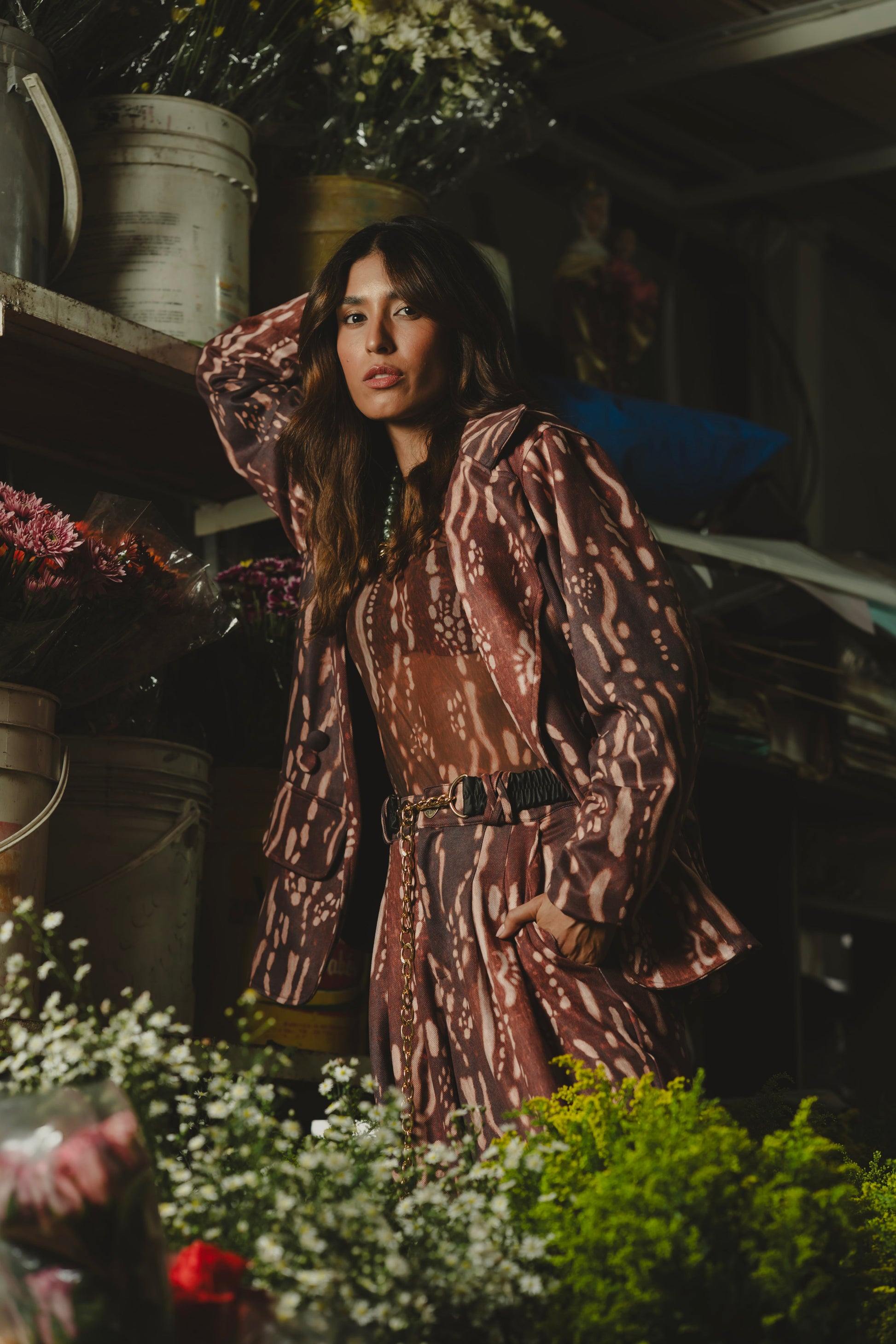 Blazer Tapir en micro pana estampada, vista frontal entre flores – Ale Ardila Studios
