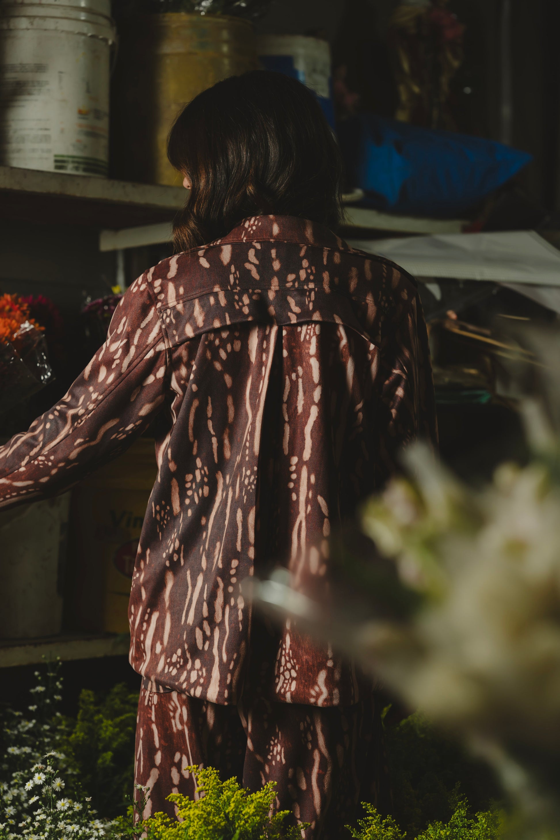 Blazer Tapir de espalda, caminando en el mercado de flores – Ale Ardila Studios