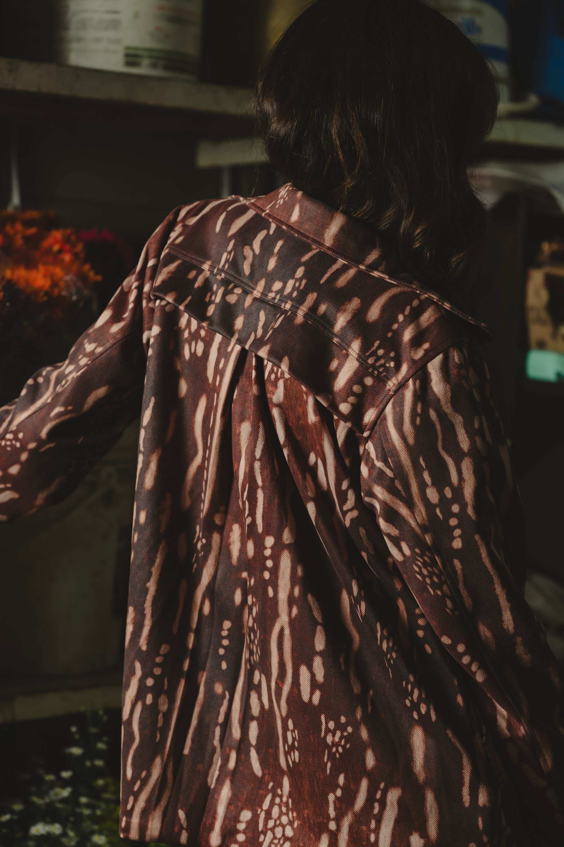 Vista de espalda del Blazer Tapir con pliegue posterior y estampado tapir – Ale Ardila Studios