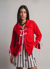 Camisa Cordones Dulce roja con lazos rosados en el pecho, vista frontal completa