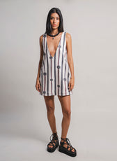 Mini Vestido Fragmentos crema, vista frontal completa — escote V profundo y estampado de rayas con criaturas