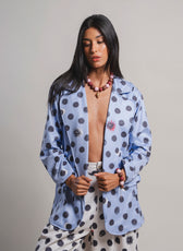 Sobretodo Entre Sombras Ale Ardila Studios - vista frontal, blazer oversize azul periwinkle con print artesanal