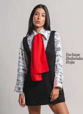 Camisa Manifiesto de frente con bufanda roja - silueta oversize sobre minivestido negro