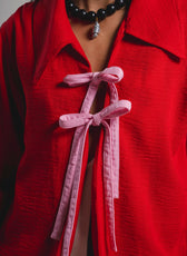 Camisa Cordones Dulce roja, vista lateral mostrando caída y volumen