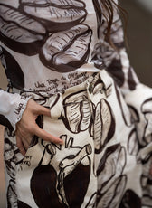 Pant Denim Cafetero – detalle estampado granos de café