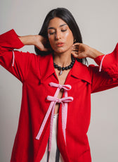Camisa Cordones Dulce roja, detalle de los cordones rosados anudados al frente