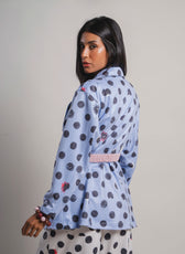 Sobretodo Entre Sombras - vista trasera, silueta oversize talla única Ale Ardila Studios