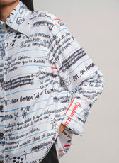 Detalle de puño y manga Camisa Manifiesto - botón de corazón y estampado Manifiesto