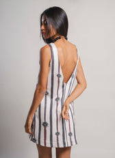 Mini Vestido Fragmentos crema, vista frontal 3/4 — silueta suelta sin mangas