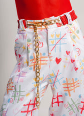 Detalle de pretina y cinturón Pant Entre Risas y Trazos - print con grillas y corazones