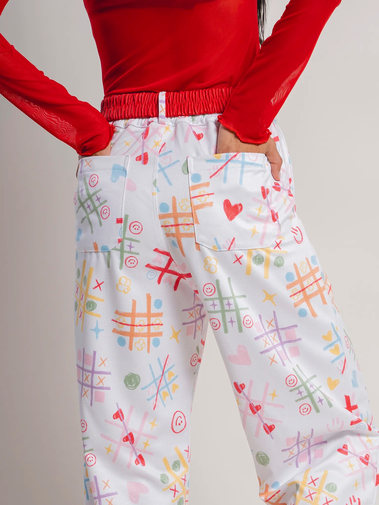 PANT BOTA PUÑO ENTRE RISAS Y TRAZOS