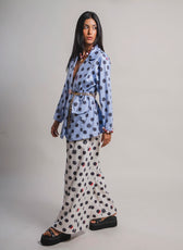 Sobretodo Entre Sombras Ale Ardila Studios - modelo con blazer oversize estampado, Colombia