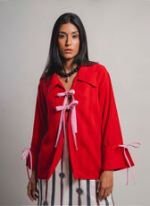 Camisa Cordones Dulce roja, detalle cordón rosado en puño de manga