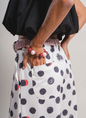 Pant Ondas Entre Sombras - detalle bolsillos ondulados y print Entre Sombras en micro pana