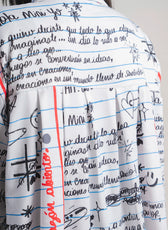 Detalle de pliegues posteriores Camisa Manifiesto - print de carta manuscrita sobre twill blanco