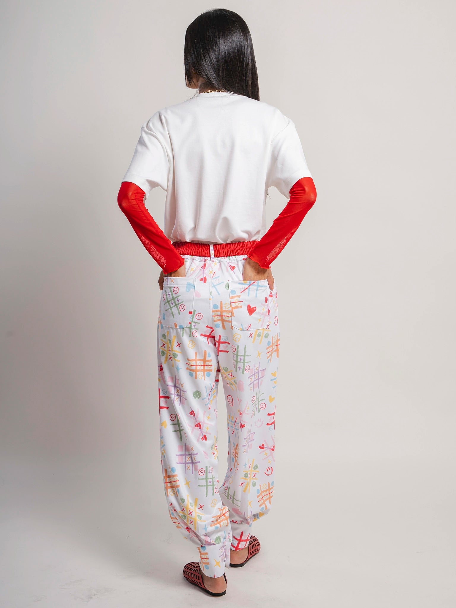 PANT BOTA PUÑO ENTRE RISAS Y TRAZOS