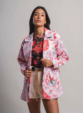 Sobretodo Serotonina Atardecer - modelo con blazer oversize estampado, Ale Ardila Studios Colombia
