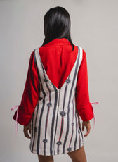 Camisa Cordones Dulce roja, look completo con lazo frontal
