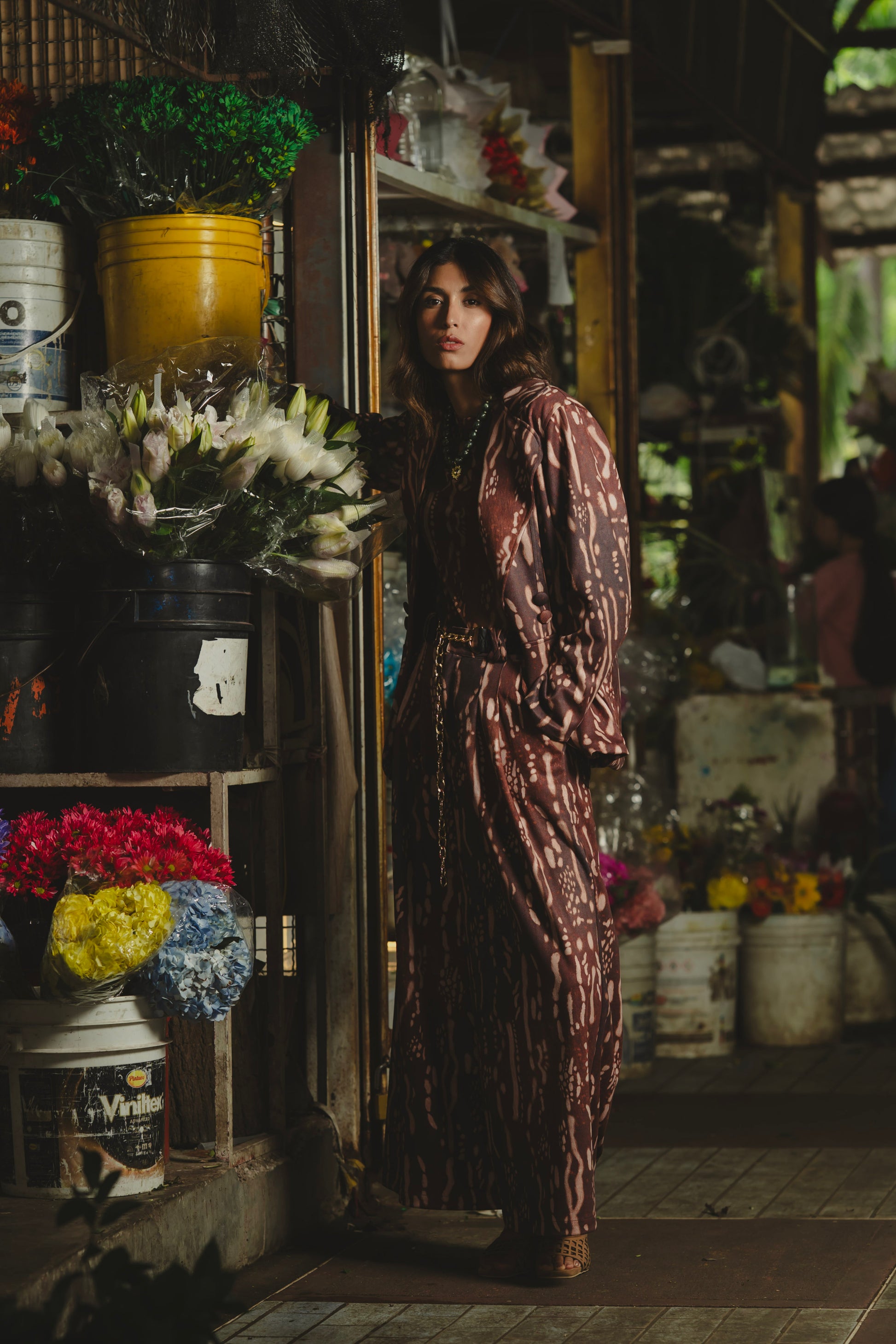 Blazer Tapir con estampado tapir, de pie en el mercado de flores – Ale Ardila Studios