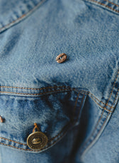 Chaqueta Denim Cosecha – detalle botones granos de café