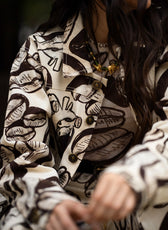 Chaqueta Denim Cafetera – detalle estampado granos de café