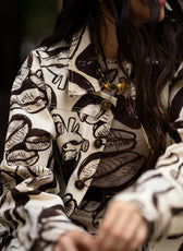 Chaqueta Denim Cafetera – detalle estampado granos de café