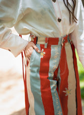 Pant Denim Ritual 2:00 PM – detalle rayas y flor del café