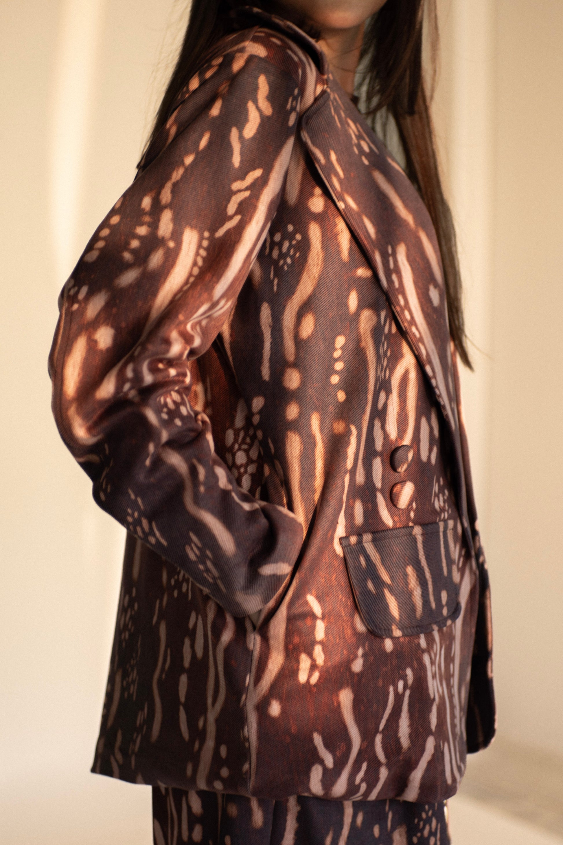 Detalle de la micro pana con estampado tapir del Blazer Tapir – Ale Ardila Studios