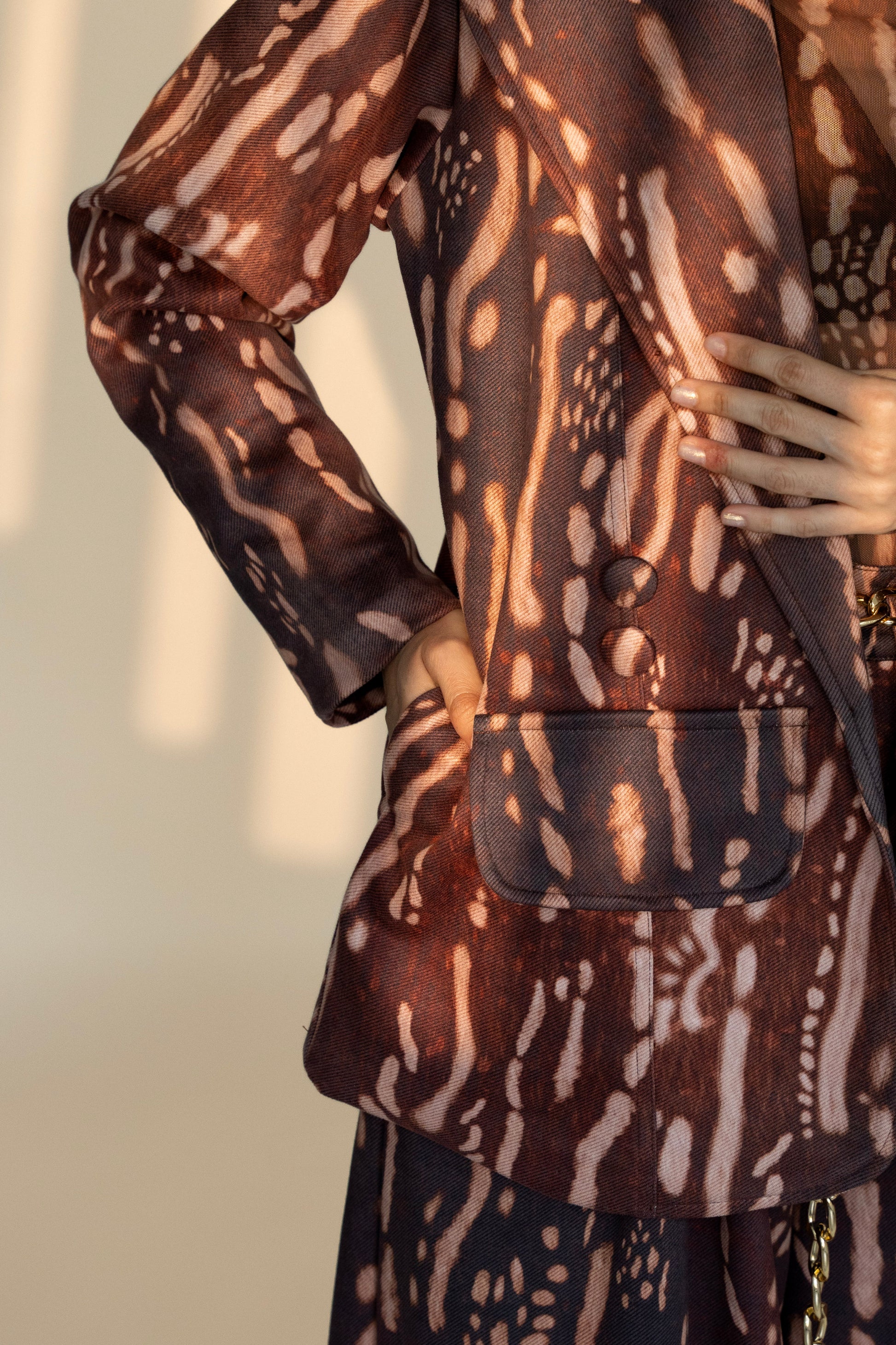 Detalle del bolsillo del Blazer Tapir en micro pana estampada – Ale Ardila Studios