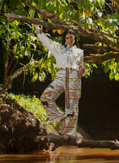 Pant Guardián del Río estilizado con blusa y cinturón trenzado, look completo en el río – Ale Ardila Studios