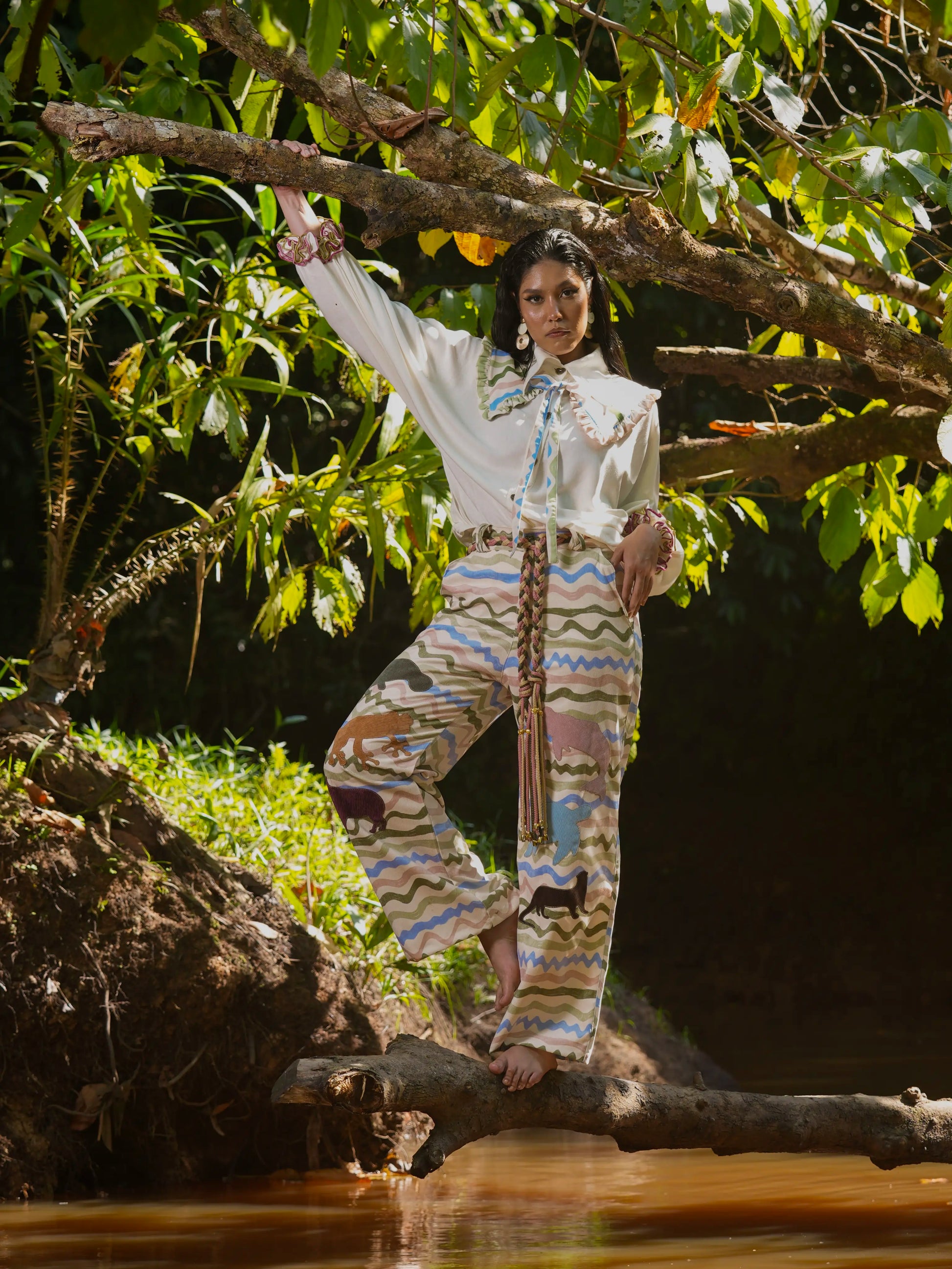 Pant Guardián del Río en micro pana con estampado de fauna amazónica sobre ondas, Ale Ardila Studios