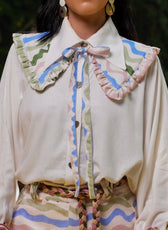 Cuello Guardián del Río desmontable con estampado de ondas y acabado fruncido, vista frontal – Ale Ardila Studios