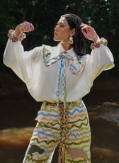 Blusa Travesía en lino crema, vista frontal de cuerpo completo – Ale Ardila Studios