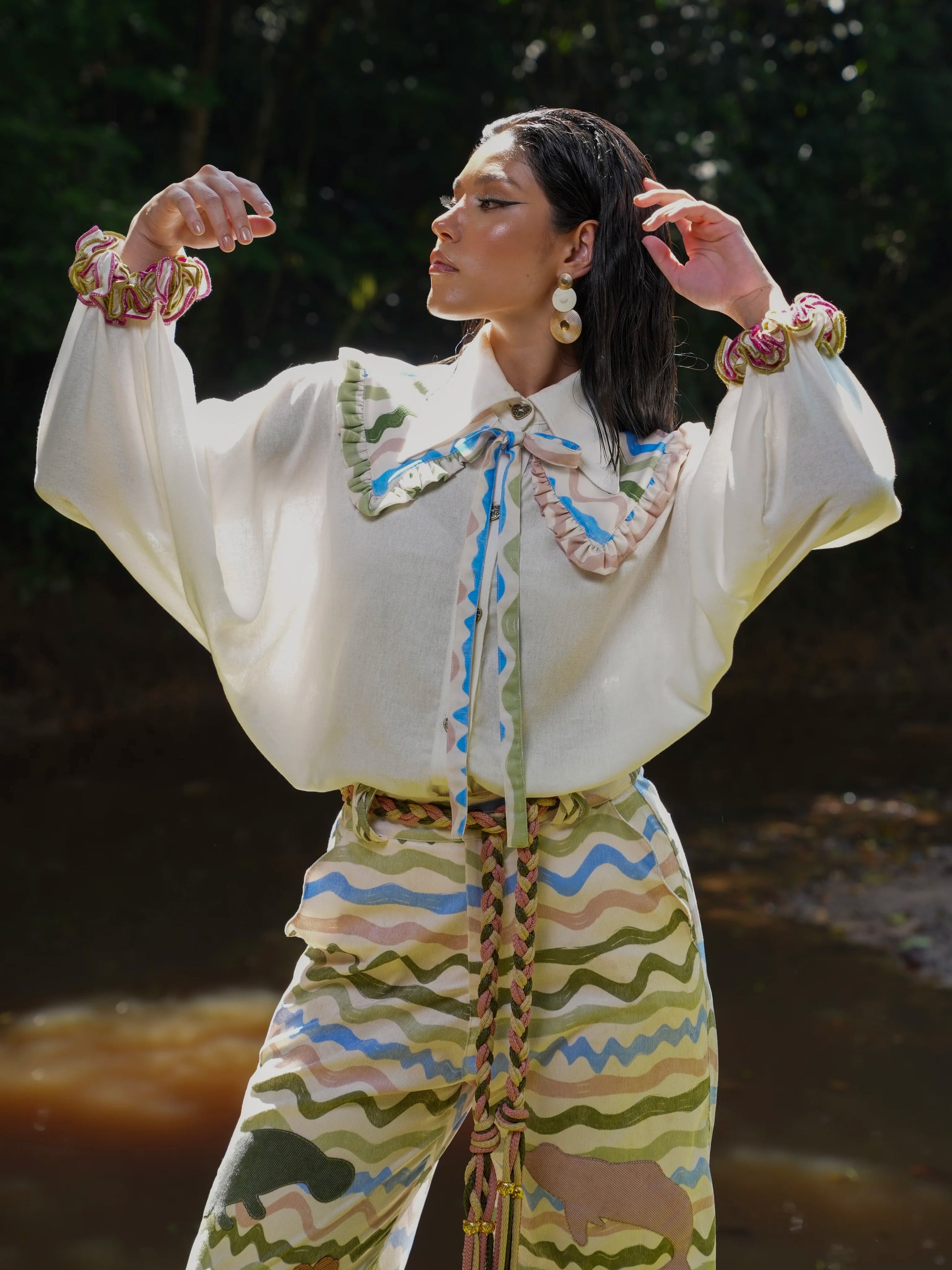 Blusa Travesía en lino crema, vista frontal de cuerpo completo – Ale Ardila Studios