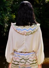 Vista de espalda de la Blusa Travesía en lino crema – Ale Ardila Studios