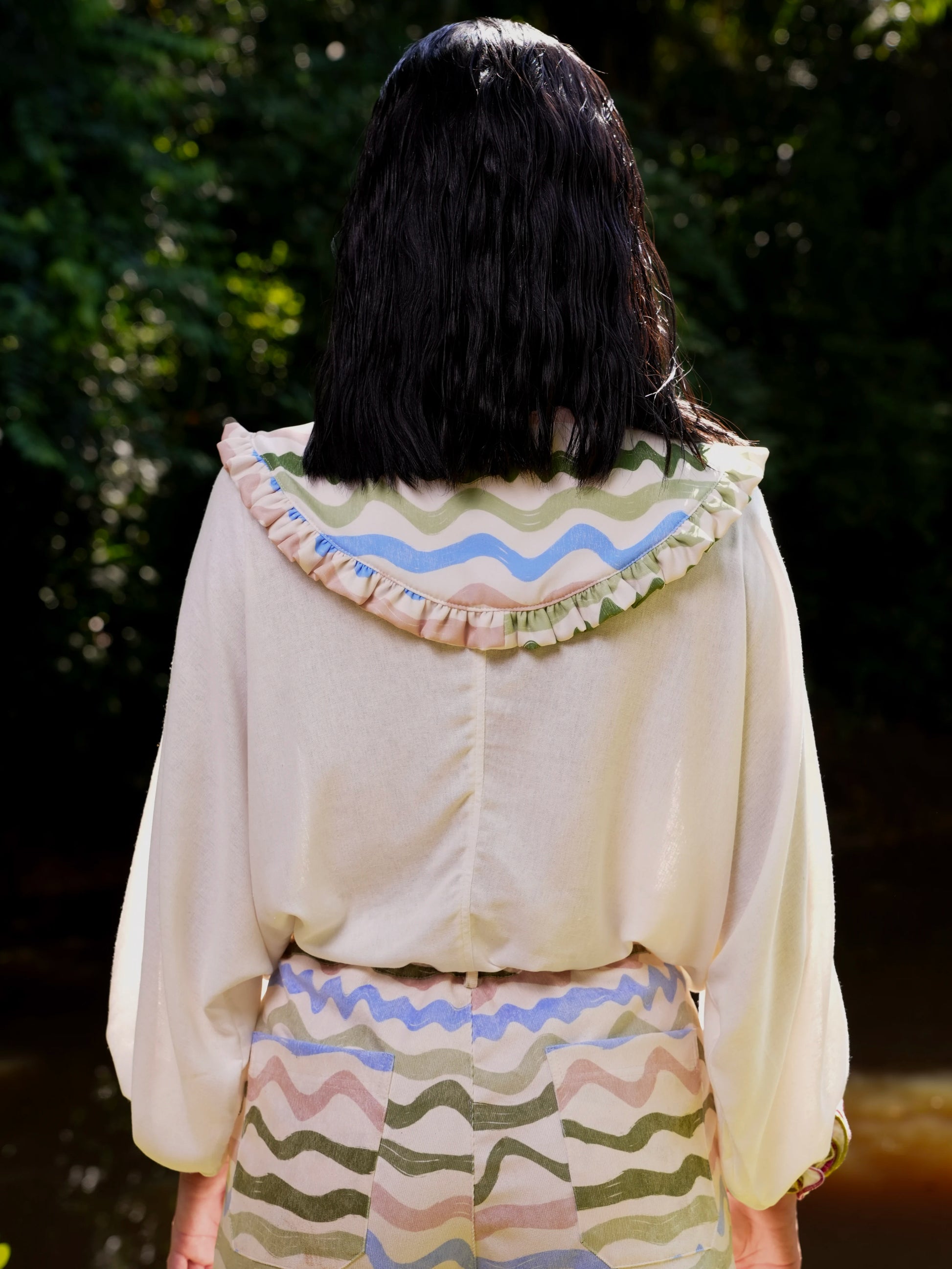 Vista de espalda de la Blusa Travesía en lino crema – Ale Ardila Studios